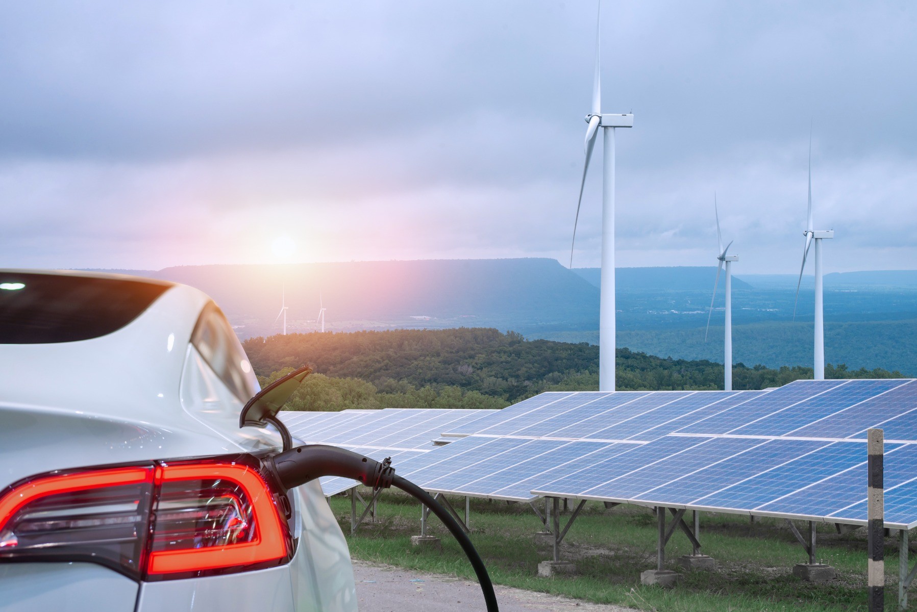 Auto laden zonnepanelen en windmolens